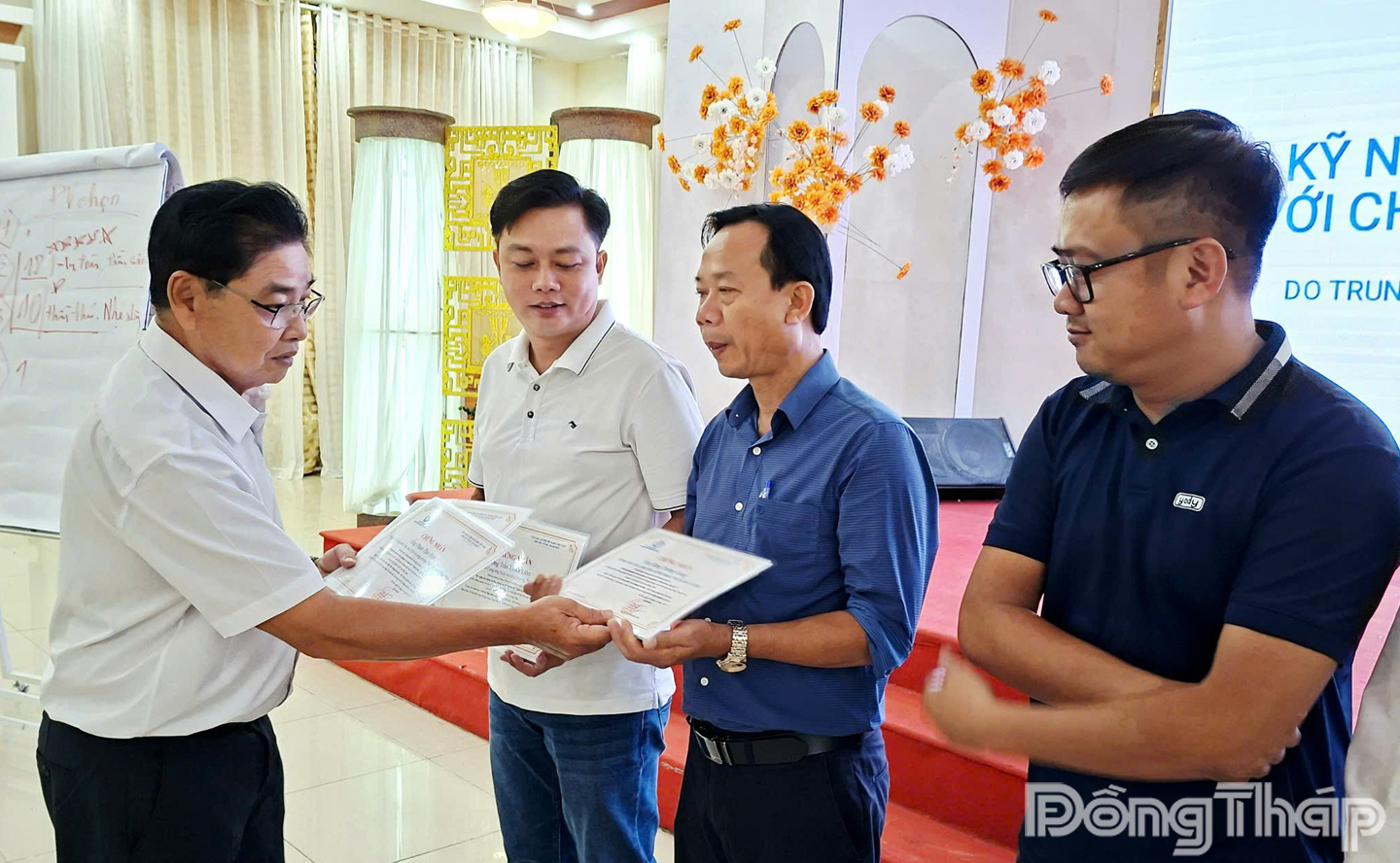 Nhà báo Văn Công Hùng, Chủ tịch Hội Nhà báo tỉnh Đồng Tháp trao Giấy chứng nhận cho học viên.