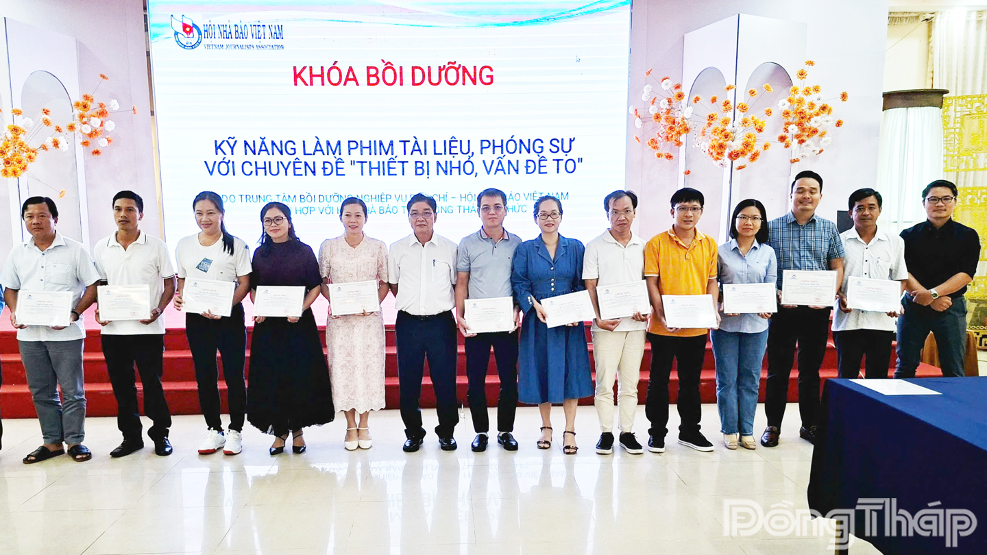 Đại diện Trung tâm Bồi dưỡng nghiệp vụ báo chí - Hội Nhà báo Việt Nam và Hội Nhà báo tỉnh Đồng Tháp trao Giấy chứng nhận hoàn thành khóa tập huấn cho học viên.