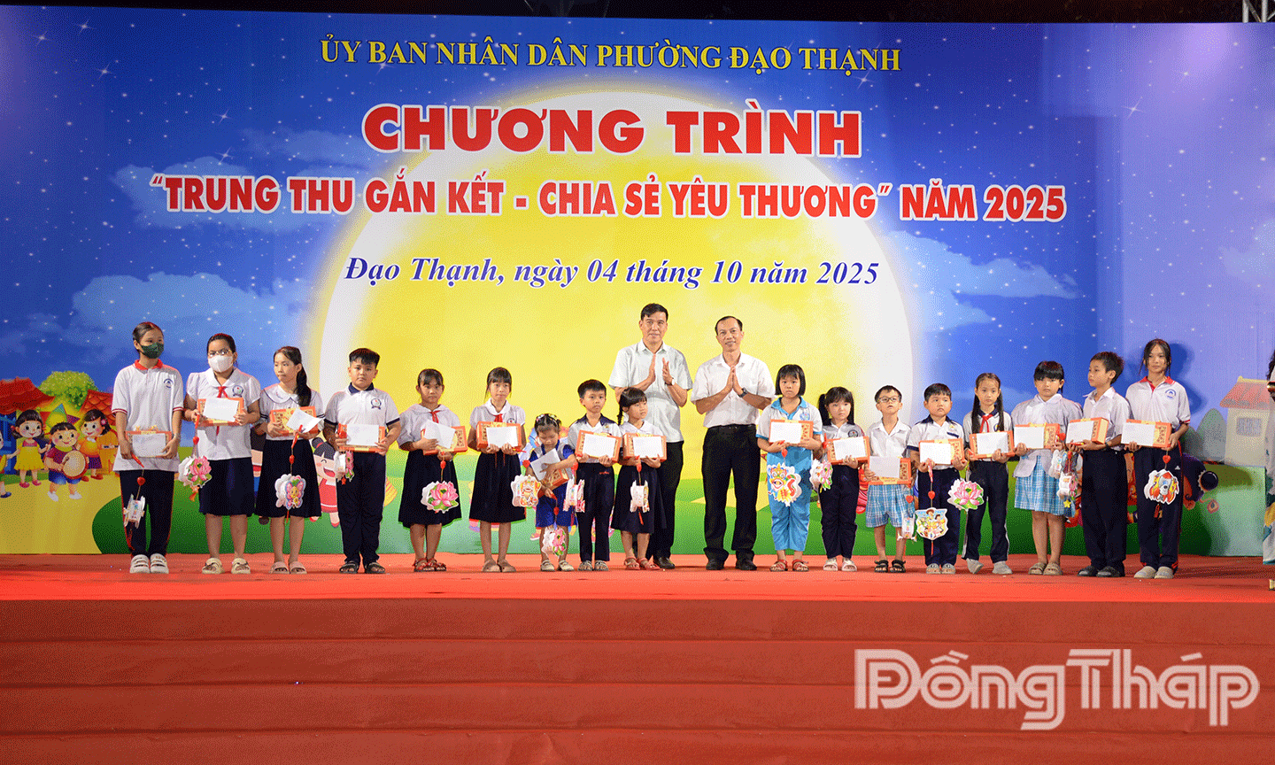 Tặng quà cho các em học sinh khó khăn trong chương trình