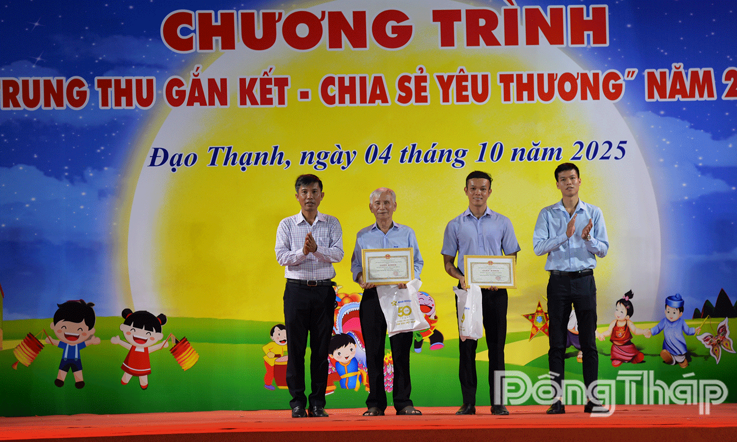 Trao giải Hội thi làm lồng đèn “Sáng tạo cùng Trăng rằm”