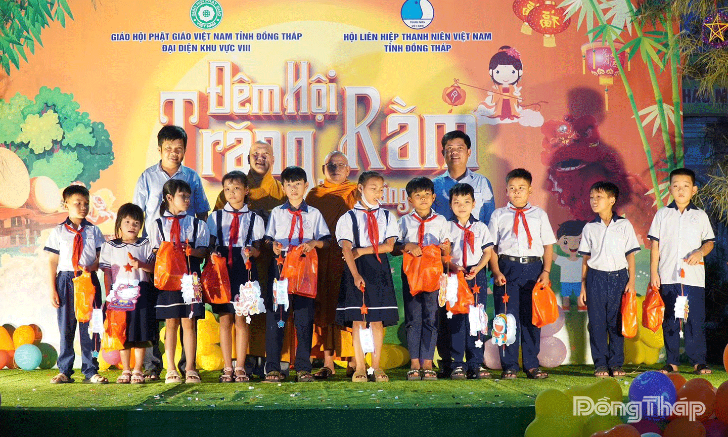 Ban tổ chức trao tặng 500 phần quà gồm: Bánh trung thu, lồng đèn… cho các em học sinh 