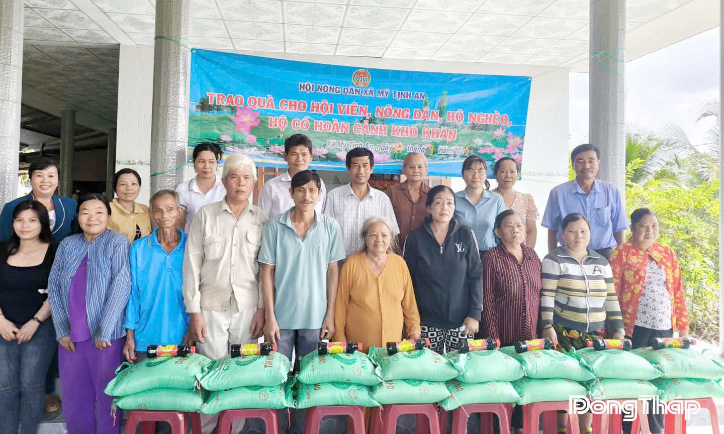   Trao quà cho hộ nghèo, cận nghèo có hoàn cảnh khó khăn trên địa bàn xã.