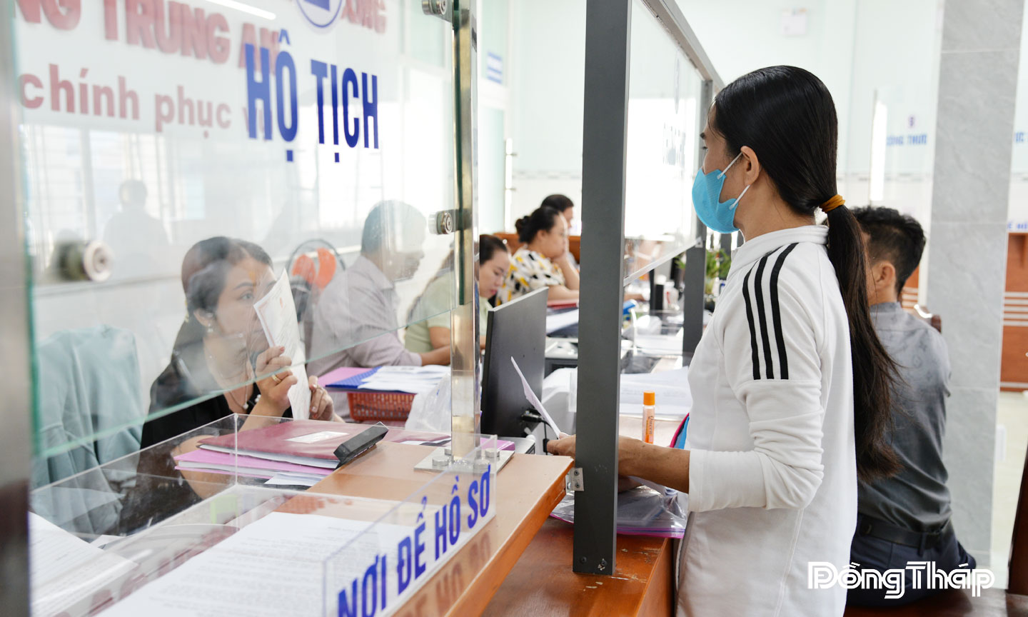 Cán bộ, công chức làm việc với thái độ thân thiện, trách nhiệm cao trong việc giải quyết các thủ tục hành chính cho người dân và doanh nghiệp. 