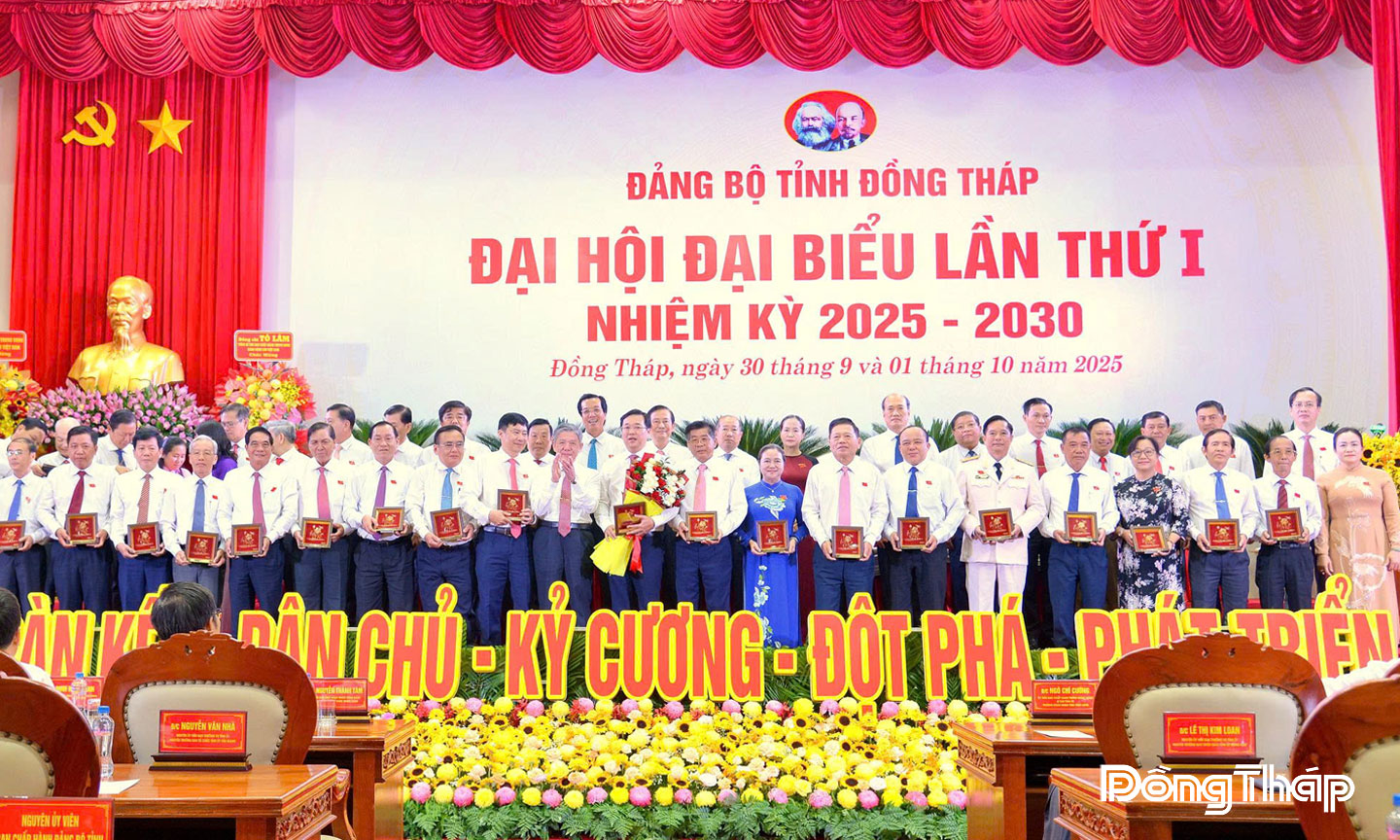 Tỉnh ủy Đồng Tháp tri ân các đồng chí không tái cử vào Ban Chấp hành Đảng bộ nhiệm kỳ 2025 - 2030. 					                                                                                       Ảnh: LÊ MINH