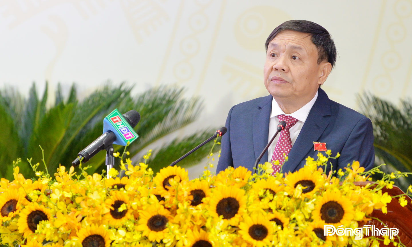 Đồng chí Phan Văn Thắng, Phó Bí thư Tỉnh ủy, trình bày Báo cáo tóm tắt kiểm điểm sự lãnh đạo, chỉ đạo, điều hành của Ban Chấp hành Đảng bộ tỉnh, Ban Thường vụ Tỉnh ủy và Thường trực Tỉnh ủy, nhiệm kỳ 2020 - 2025 tại Đại hội.     Ảnh: VĂN THẢO