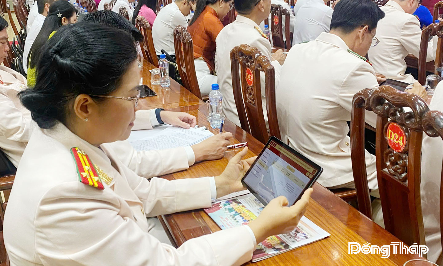 Lần đầu tiên Đại hội không sử dụng tài liệu giấy.                                Ảnh: TUẤN LÂM
