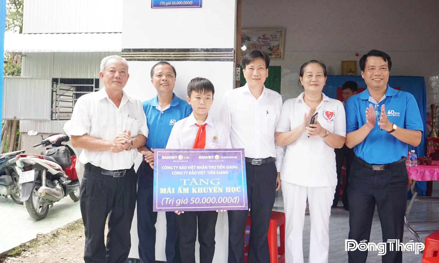 Lãnh đạo Quỹ Bảo trợ trẻ em tỉnh cùng nhà tài trợ trao “Mái ấm khuyến học” cho học sinh có hoàn cảnh khó khăn. 