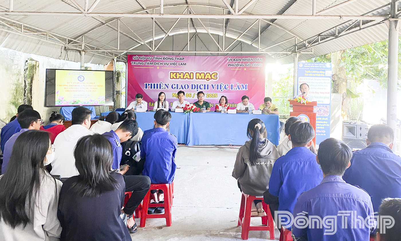 Quang cảnh phiên giao dịch việc làm.