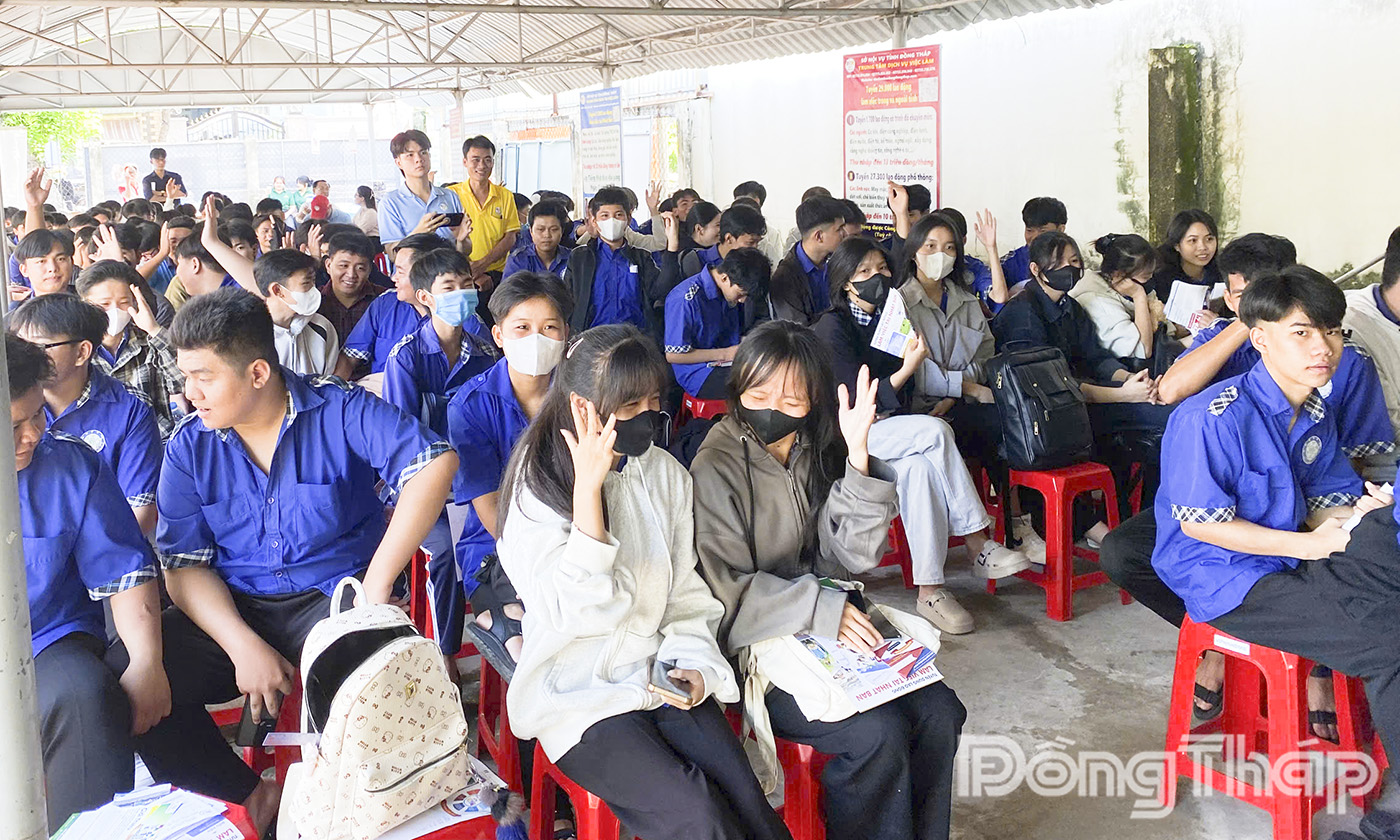 Hơn 200 học sinh, sinh viên và người lao động tham gia phiên giao dịch tại phường Long Thuận.