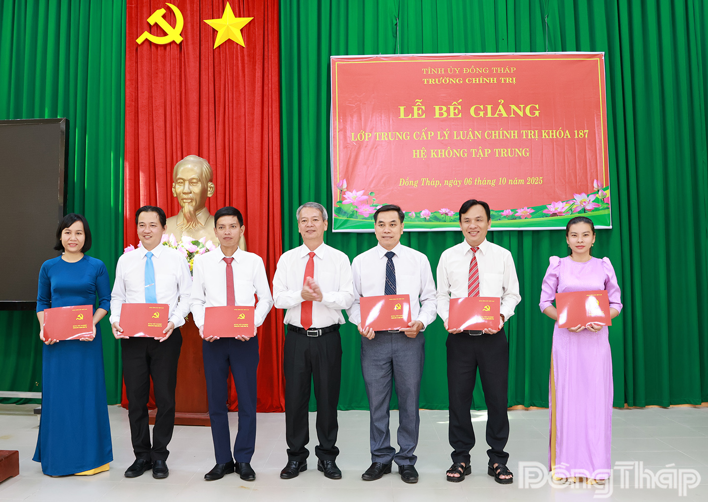 Đồng chí Nguyễn Phước Dũng, Tỉnh ủy viên, Hiệu trưởng Trường Chính trị tỉnh trao bằng tốt nghiệp cho các học viên.