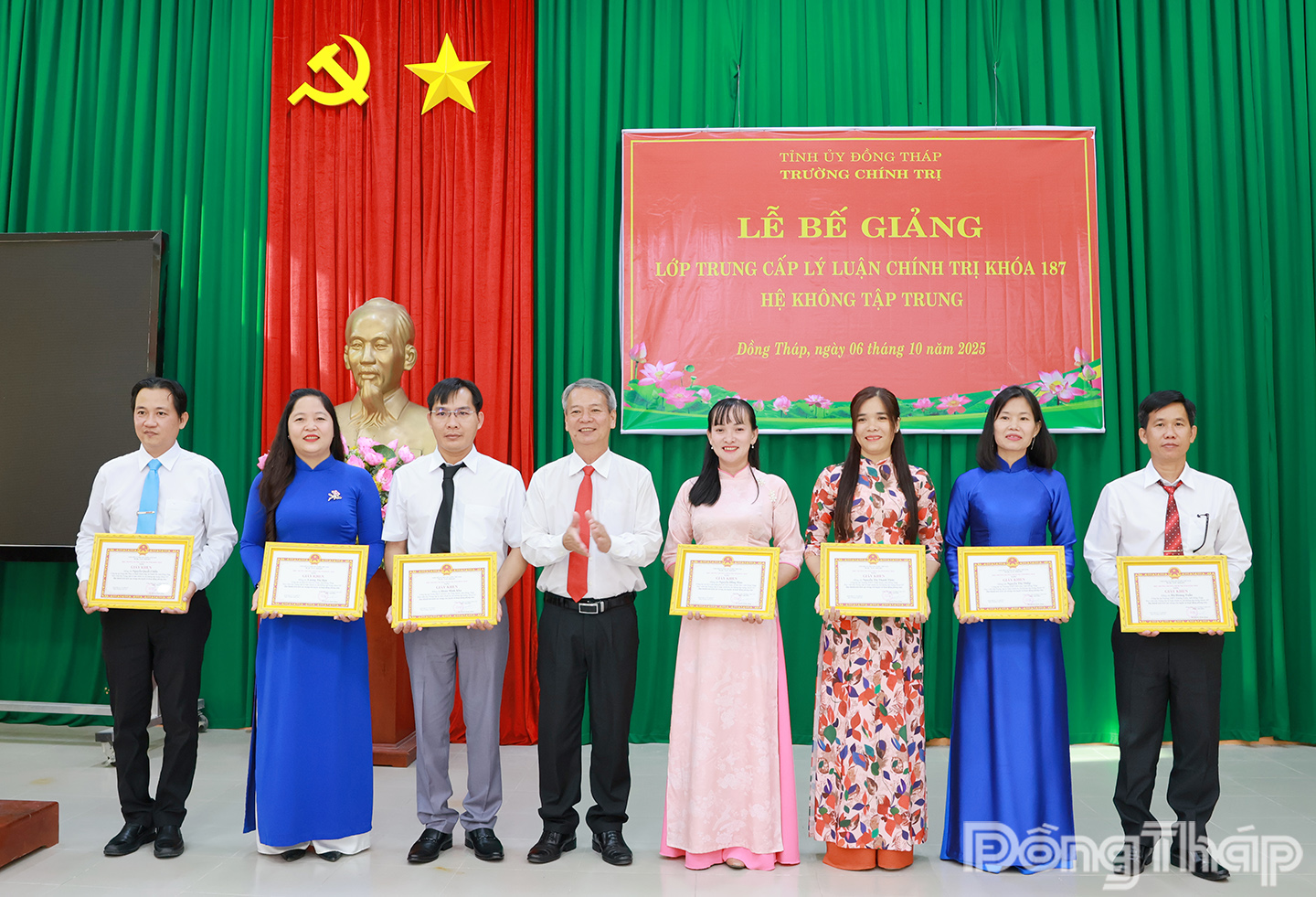 Học viên có thành tích tích cực trong rèn luyện và hoạt động phong trào nhận Giấy khen tại buổi lễ.