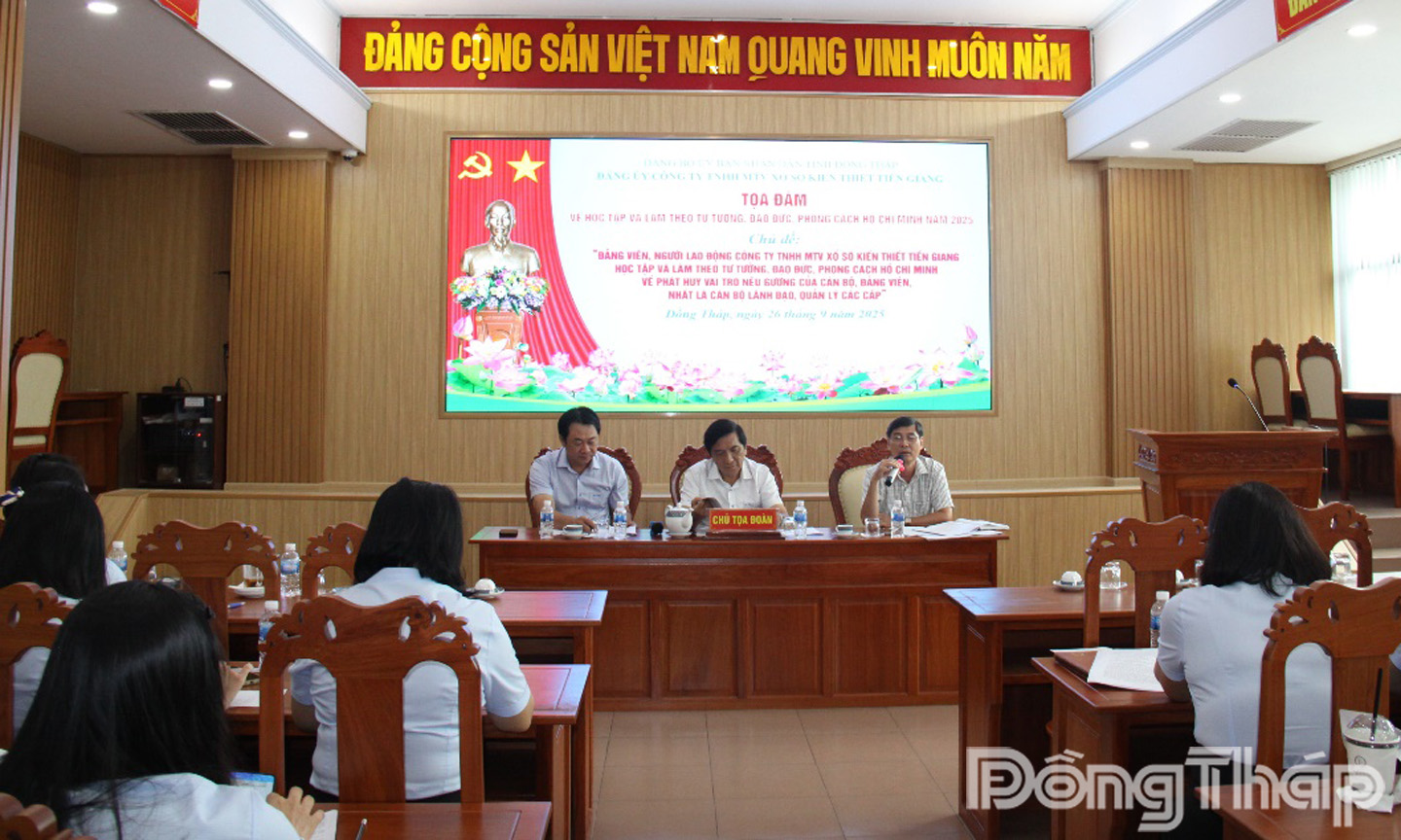 Đoàn Chủ tọa chủ trì buổi tọa đàm.