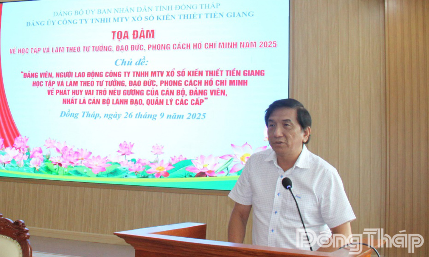 Đồng chí Nguyễn Minh Hiếu, Bí thư Đảng ủy công ty phát biểu chỉ đạo buổi tọa đàm.