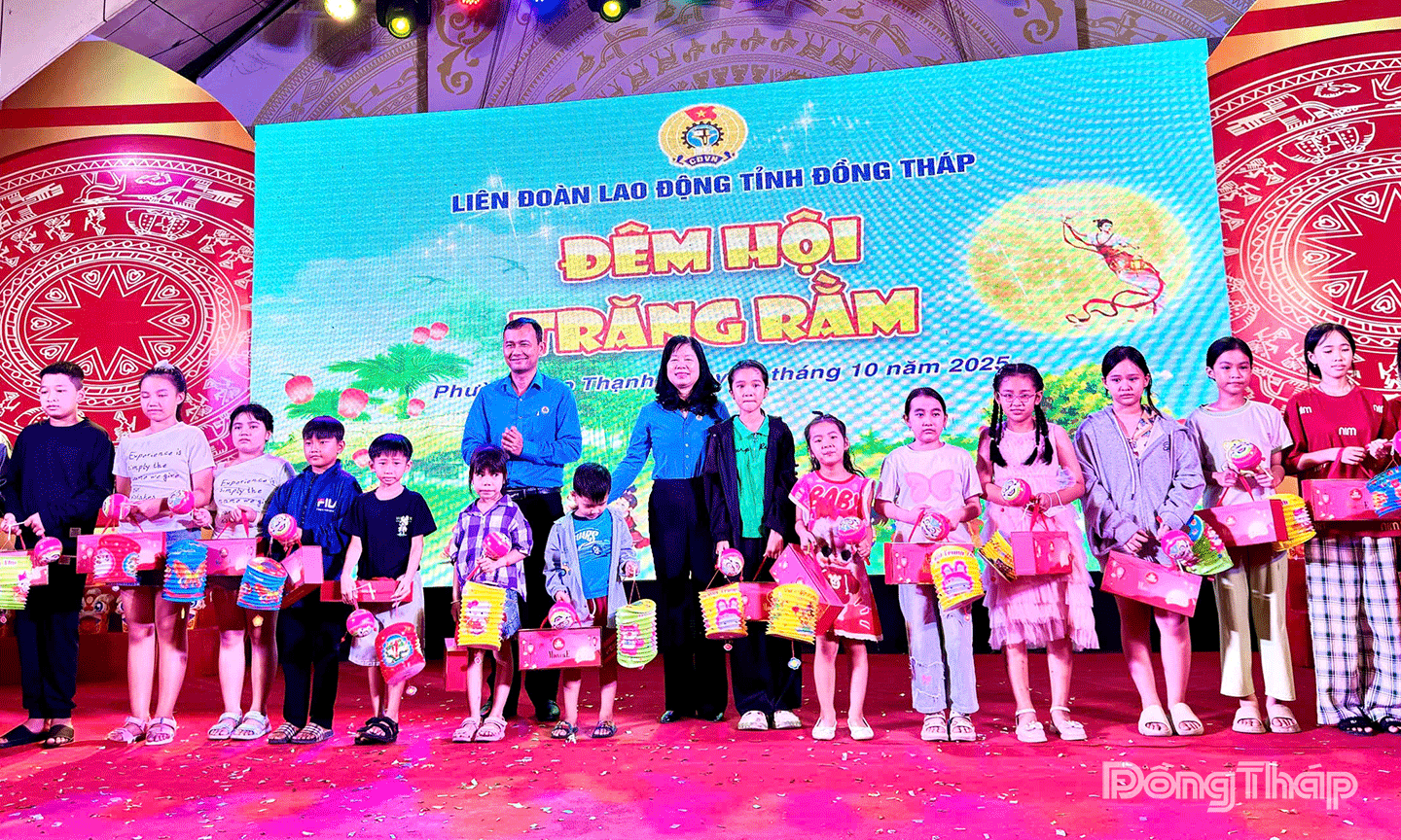 Lãnh đạo LĐLĐ Tỉnh và nhà tài trợ trao quà Trung thu cho các em thiếu nhi.