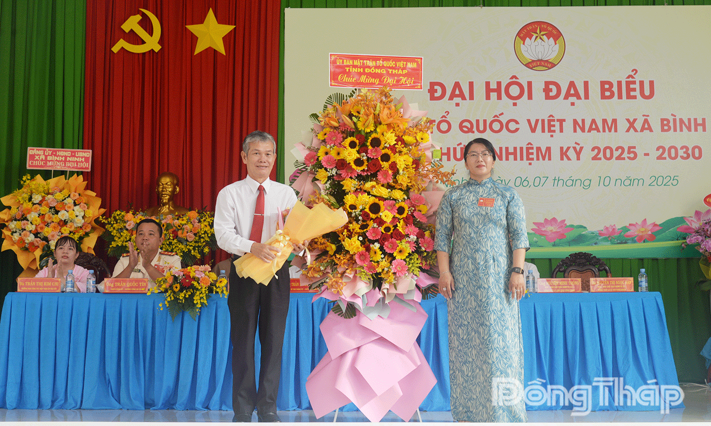 Đồng chí Đinh Văn Dũng tặng hoa chúc mừng Đại hội.