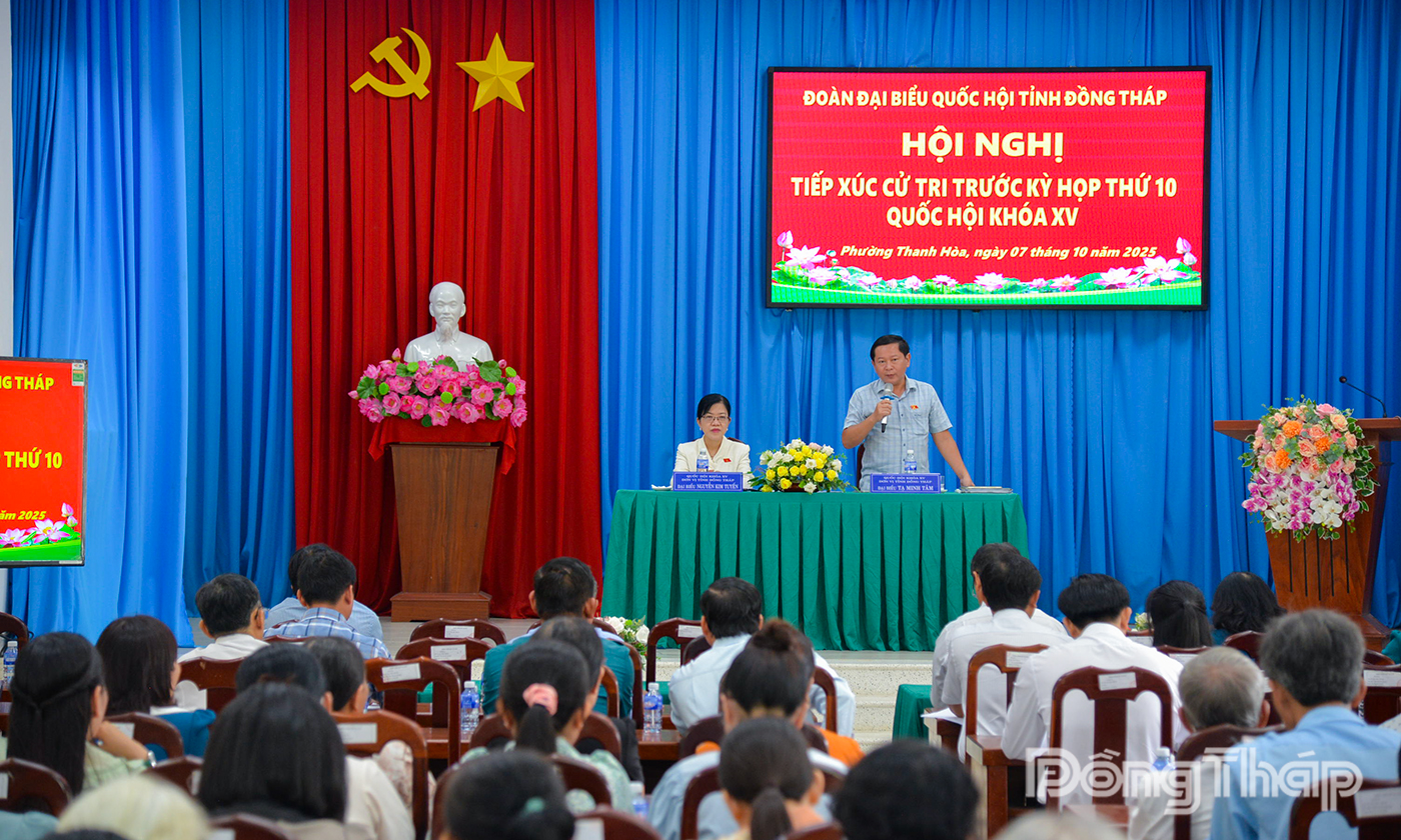 Đại biểu Tạ Minh Tâm phát biểu tại buổi tiếp xúc cử tri phường Thanh Hòa.