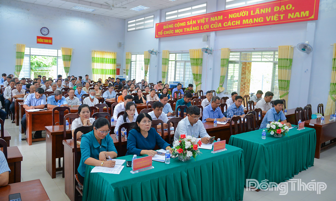 Quang cảnh buổi tiếp xúc cử tri phường Thanh Hòa.