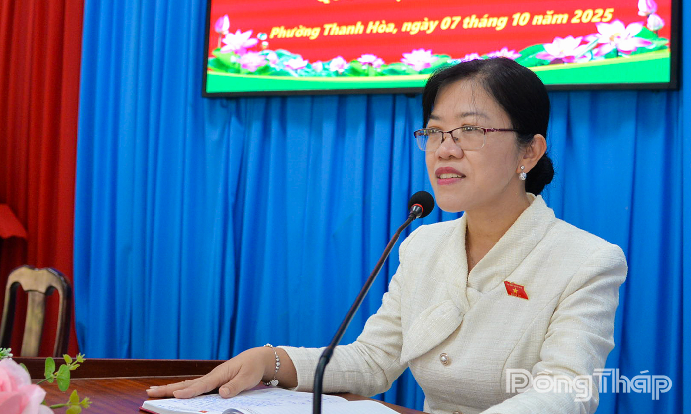 Đại biểu Nguyễn Kim Tuyến thay mặt Đoàn ghi nhận và trực tiếp giải đáp một số thắc mắc của cử tr.