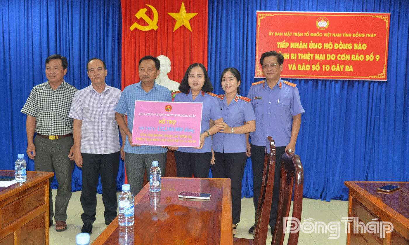 Viện Kiểm sát Nhân dân tỉnh Đồng Tháp trao bảng tượng trưng hỗ trợ số tiền trên 132 triệu đồng.