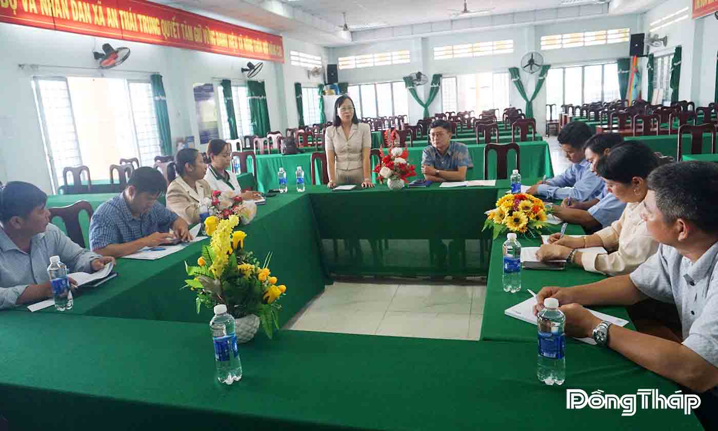 Phó Tổng Biên tập Báo và phát thanh, truyền hình Đồng Tháp Nguyễn Thị Ngọc Diệp phát biểu tại buổi làm việc với lãnh đạo Đảng ủy, Ủy ban nhân dân xã Thanh Hưng 