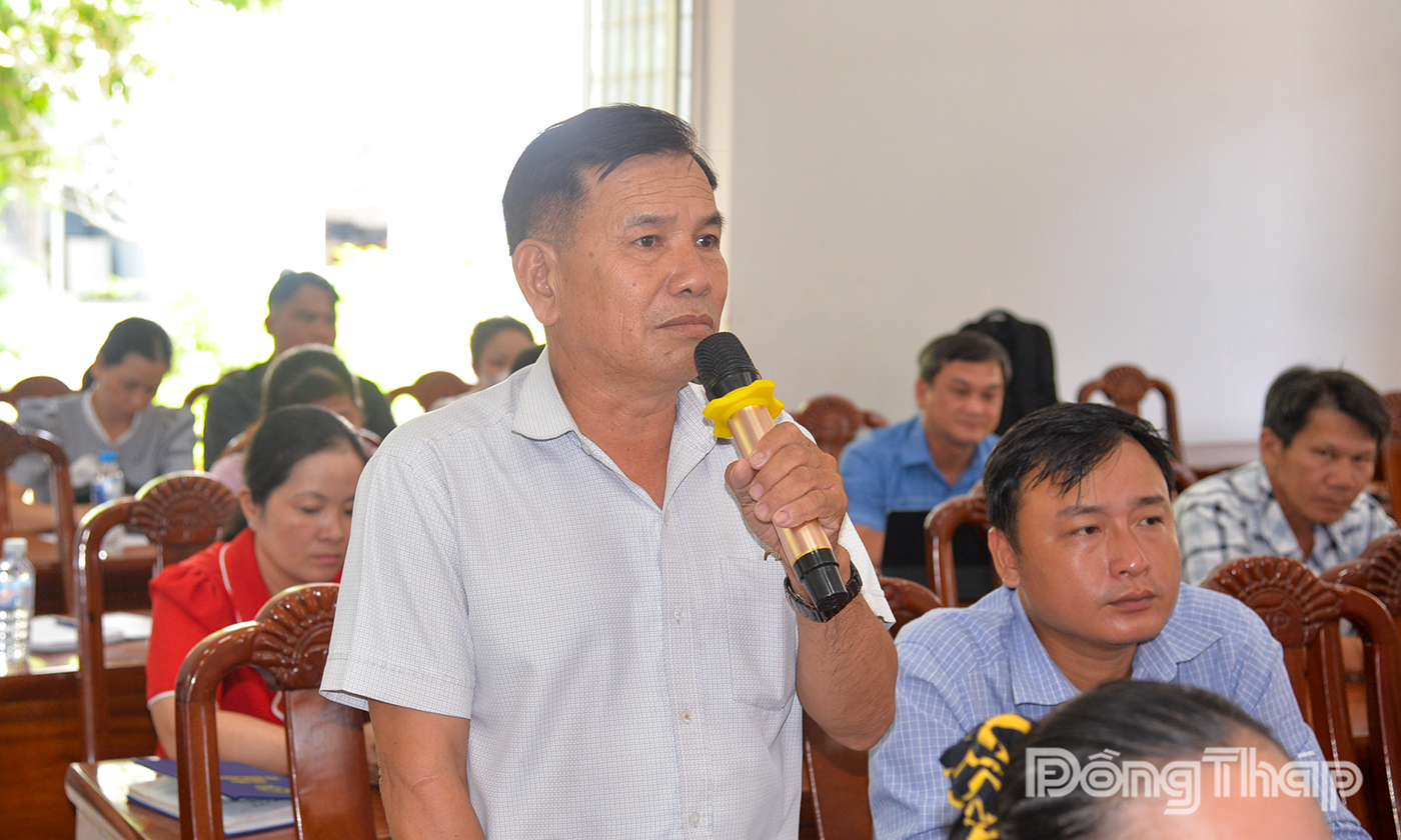 Cử tri xã Thạnh Phú phát biểu ý kiến.