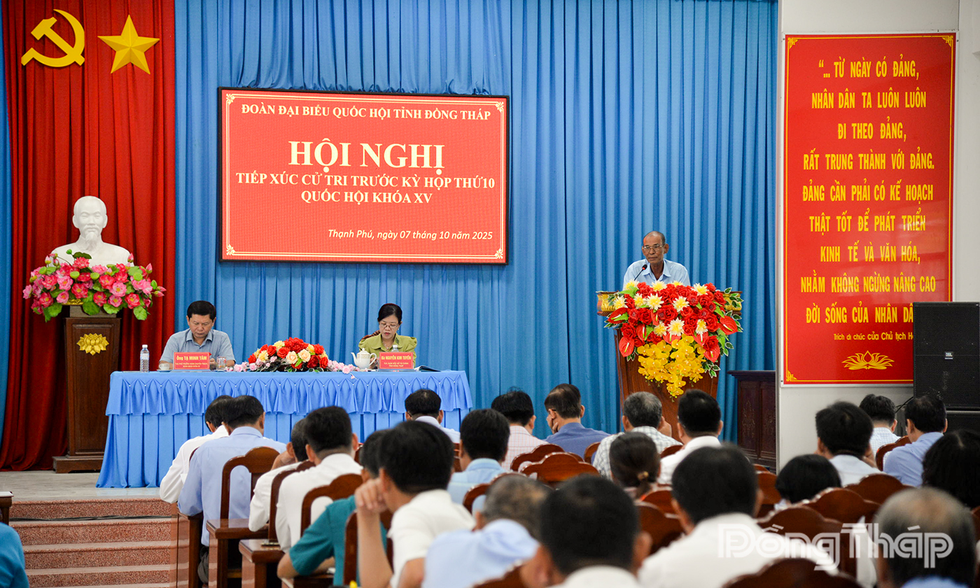 Cử tri xã Thạnh Phú phát biểu ý kiến.