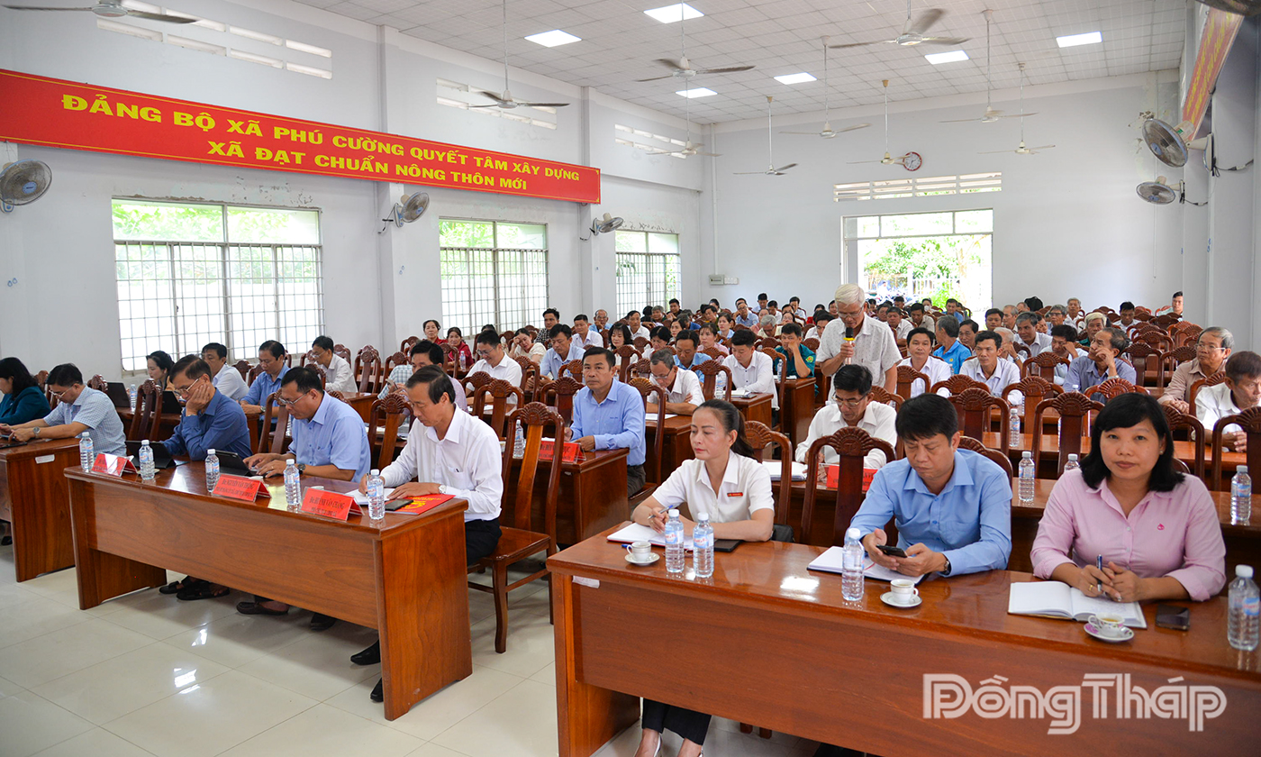 Quang cảnh buổi tiếp xúc cử tri xã Thạnh Phú.