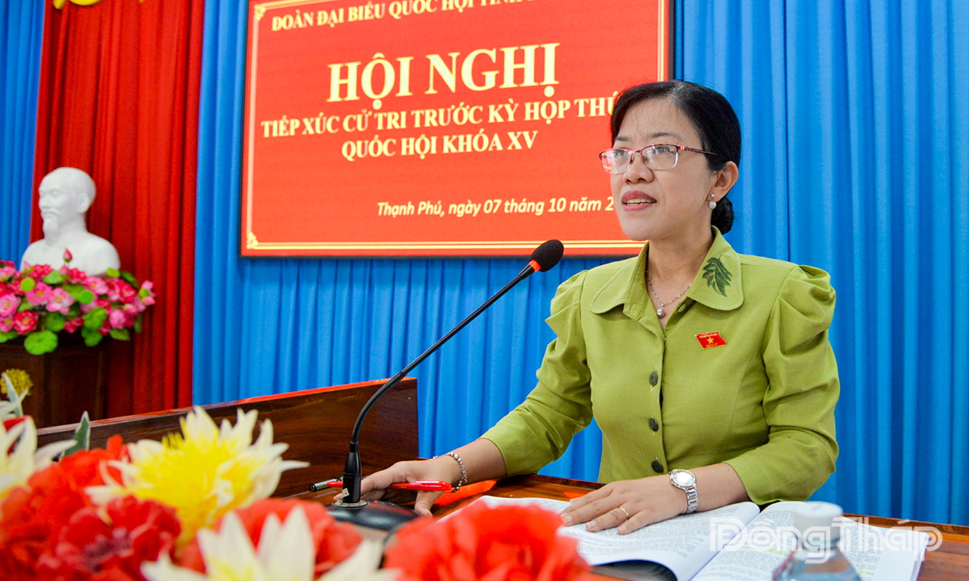 Đại biểu Nguyễn Kim Tuyến thay mặt Đoàn ghi nhận và trực tiếp giải đáp một số thắc mắc của cử tr.