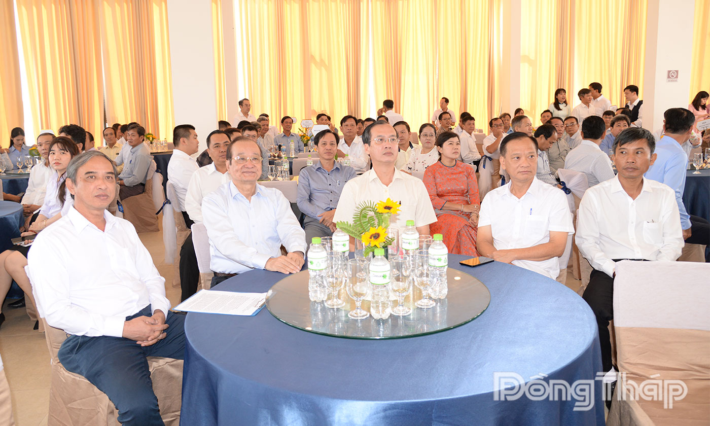 Lãnh đạo tỉnh tham dự buổi họp mặt.