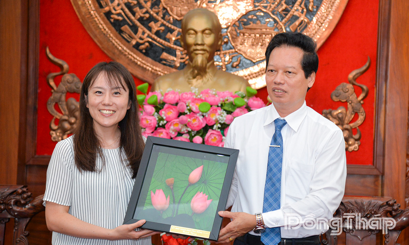 Đồng chí Nguyễn Thành Diệu tặng quà lưu niệm cho bà Ayako Mori (Koide).