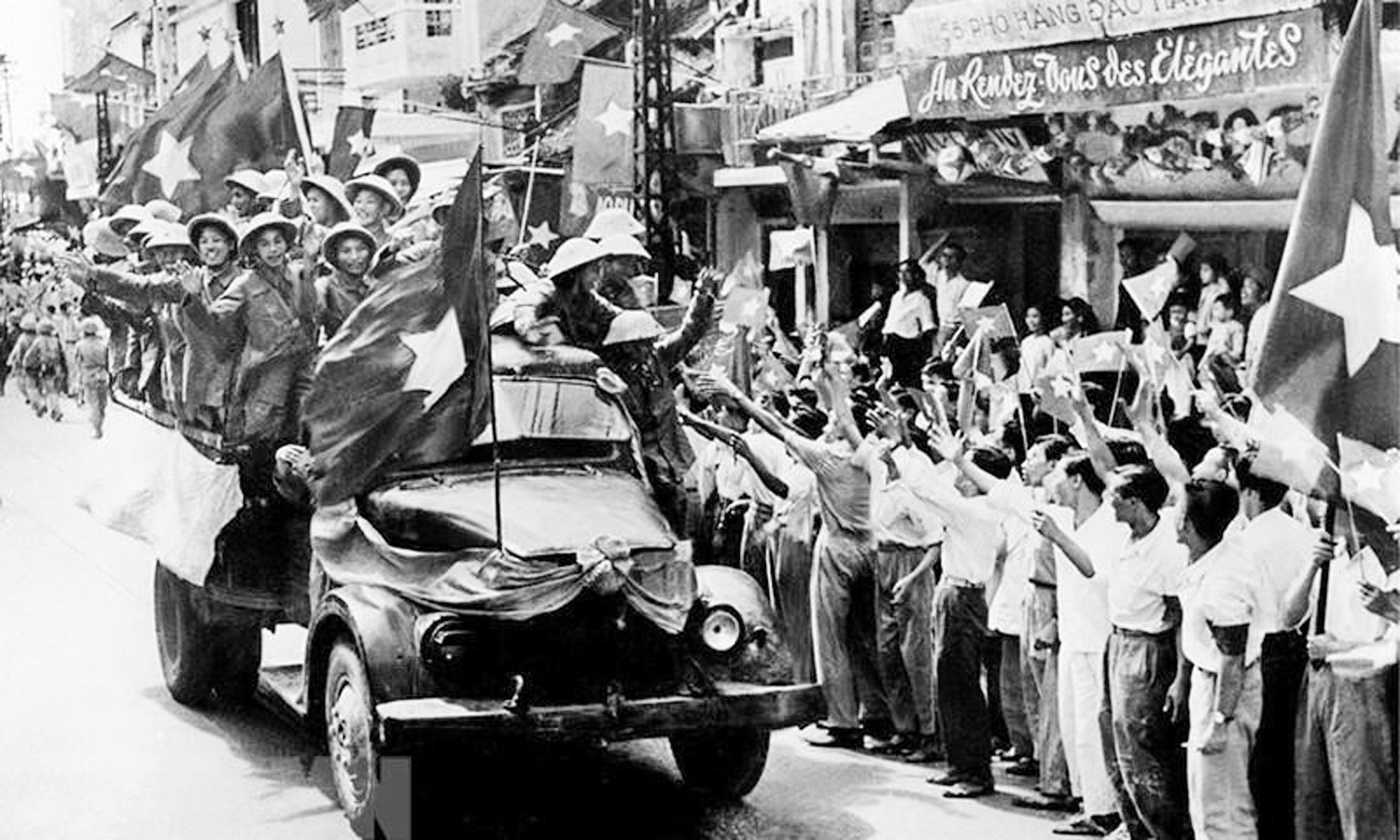Sáng 10-10-1954, các cánh quân của Quân đội nhân dân Việt Nam từ các cửa ô tiến vào tiếp quản Thủ đô được giải phóng trong rừng cờ hoa đón chào của 20 vạn người dân Hà Nội.        