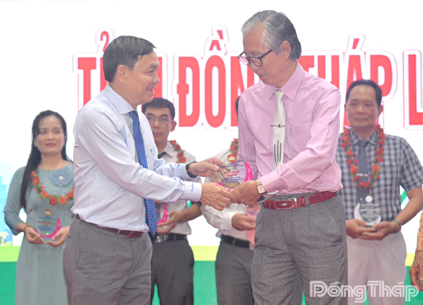Phó Bí thư Tỉnh ủy, Chủ tịch Ủy ban Mặt trận Tổ quốc Việt Nam tỉnh Phan Văn Thắng (bìa trái) tuyên dương tập thể, cá nhân điển hình.