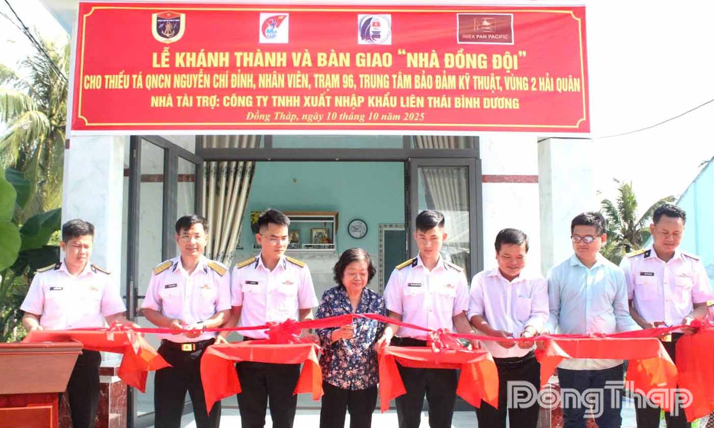 Đồng chí Trương Mỹ Hoa Trương Mỹ Hoa và lãnh đạo đơn vị cắt băng khánh thành Nhà đồng đội.