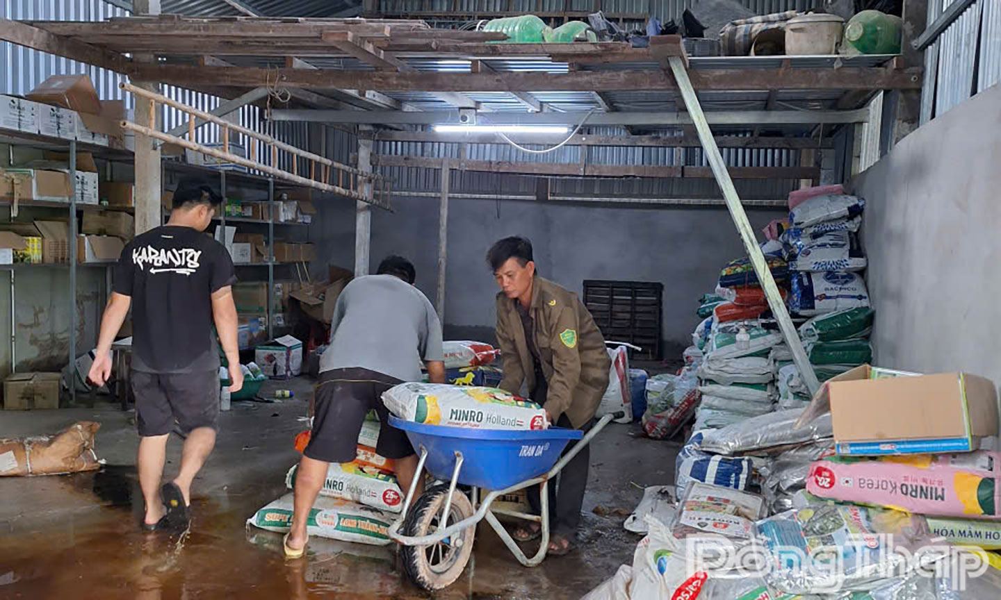 Công an xã hỗ trợ các cơ sở kinh doanh di dời đồ đạc.