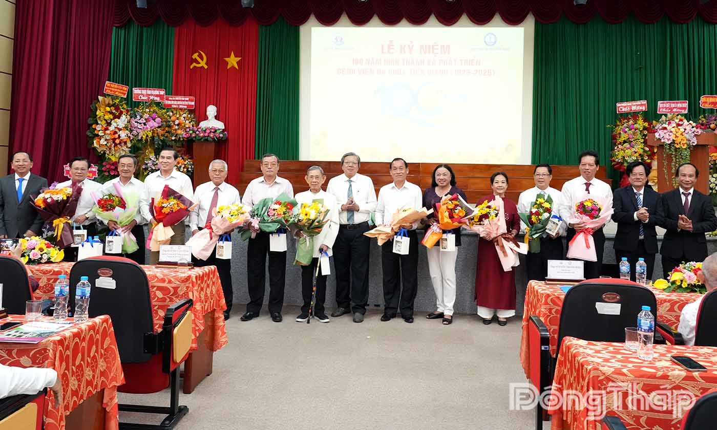 Lãnh đạo Bệnh viện Đa khoa Tiền Giang tặng hoa, quà cho nguyên lãnh đạo, lãnh đạo tỉnh.