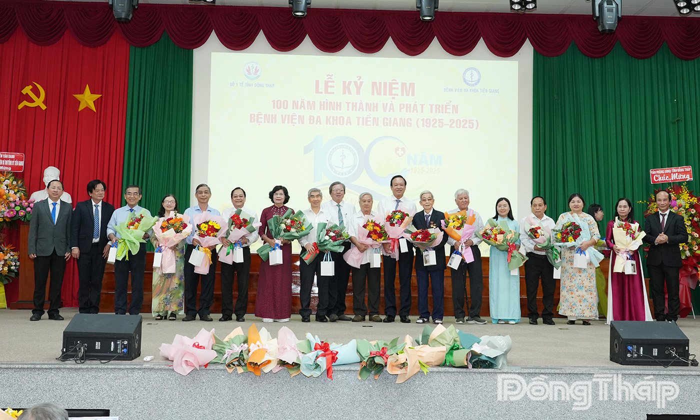Lãnh đạo Bệnh viện Đa khoa Tiền Giang tặng hoa, quà cho lãnh đạo Bệnh viện Đa khoa Tiền Giang qua các thời kỳ.