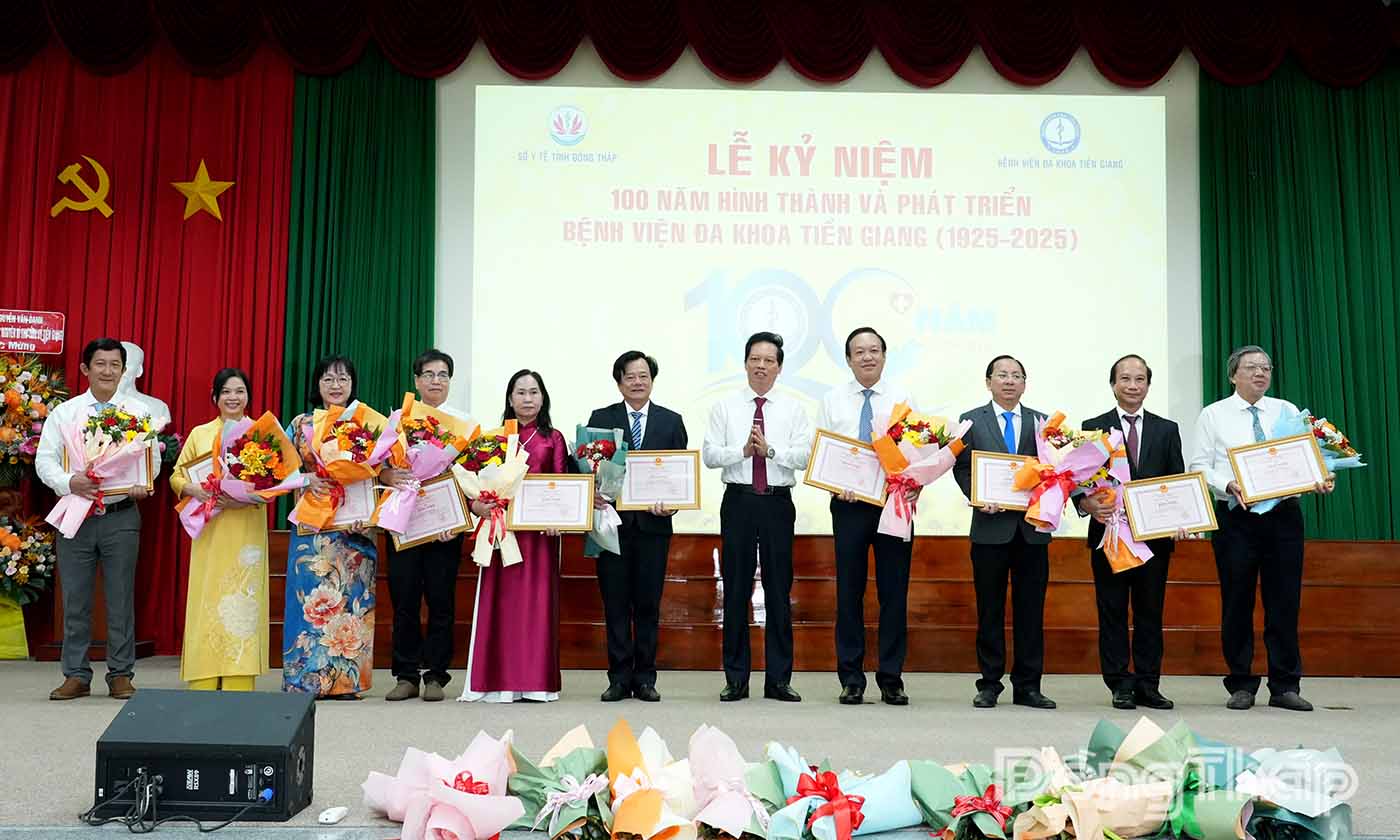Chủ tịch Ủy ban nhân dân tỉnh Đồng Tháp tặng đã tặng Bằng khen cho 1 tập thể và 10 cá nhân đã có thành tích xuất sắc đóng góp vào quá trình hình thành và phát triển Bệnh viện Đa khoa Tiền Giang.