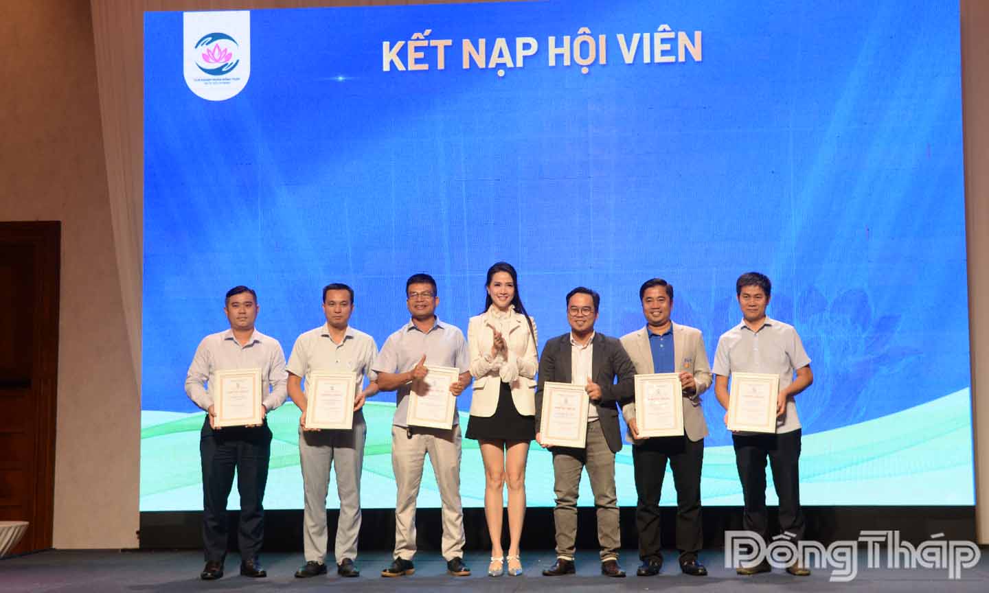 Trao giấy chứng nhận hội viên cho các hội viên mới tham gia CLB Doanh nhân Đồng Tháp tại TP. Hồ Chí Minh.