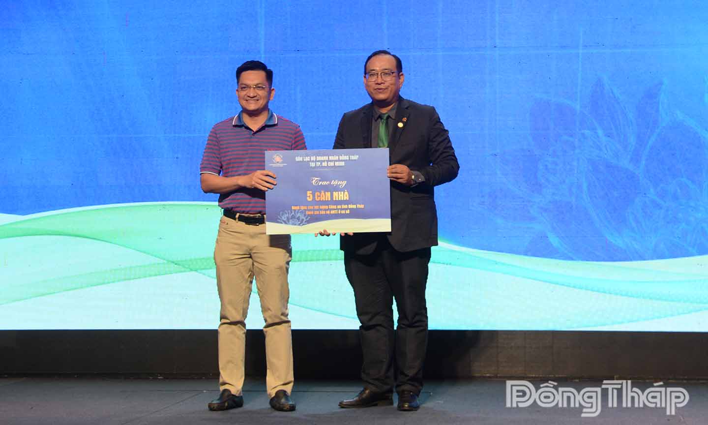 CLB Doanh nhân Đồng Tháp tại TP. Hồ Chí Minh đã trao bảng tượng trưng tặng 10 ngôi nhà tình thương cho các gia đình có hoàn cảnh khó khăn; 238 điện thoại thông minh và cá phần qua cho các thương binh trên địa bàn tỉnh Đồng Tháp; 5 căn nhà tặng lực lượng tham gia bảo vệ an ninh trật tự cơ sở.