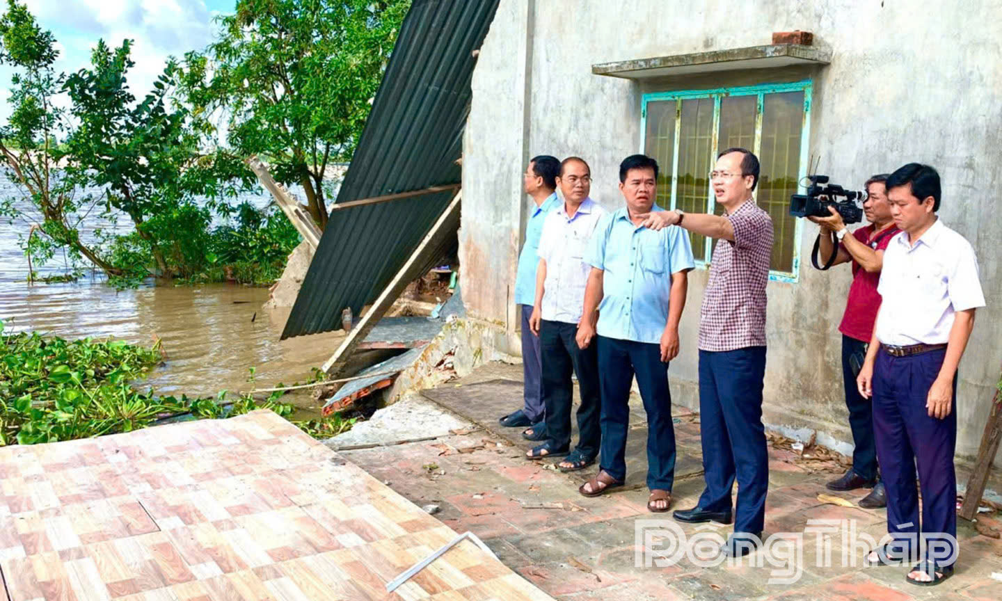 Chủ tịch Ủy ban nhân dân tỉnh Đồng Tháp Trần Trí Quang (thứ 4 từ trái sang) khảo sát khu vực sạt lở thuộc khóm Tân Tịch (phường Cao Lãnh, tỉnh Đồng Tháp).