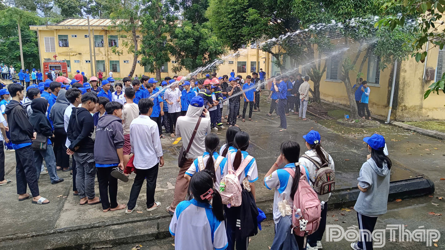 Học sinh, sinh viên trải nghiệm dùng vòi rồng chữa cháy.