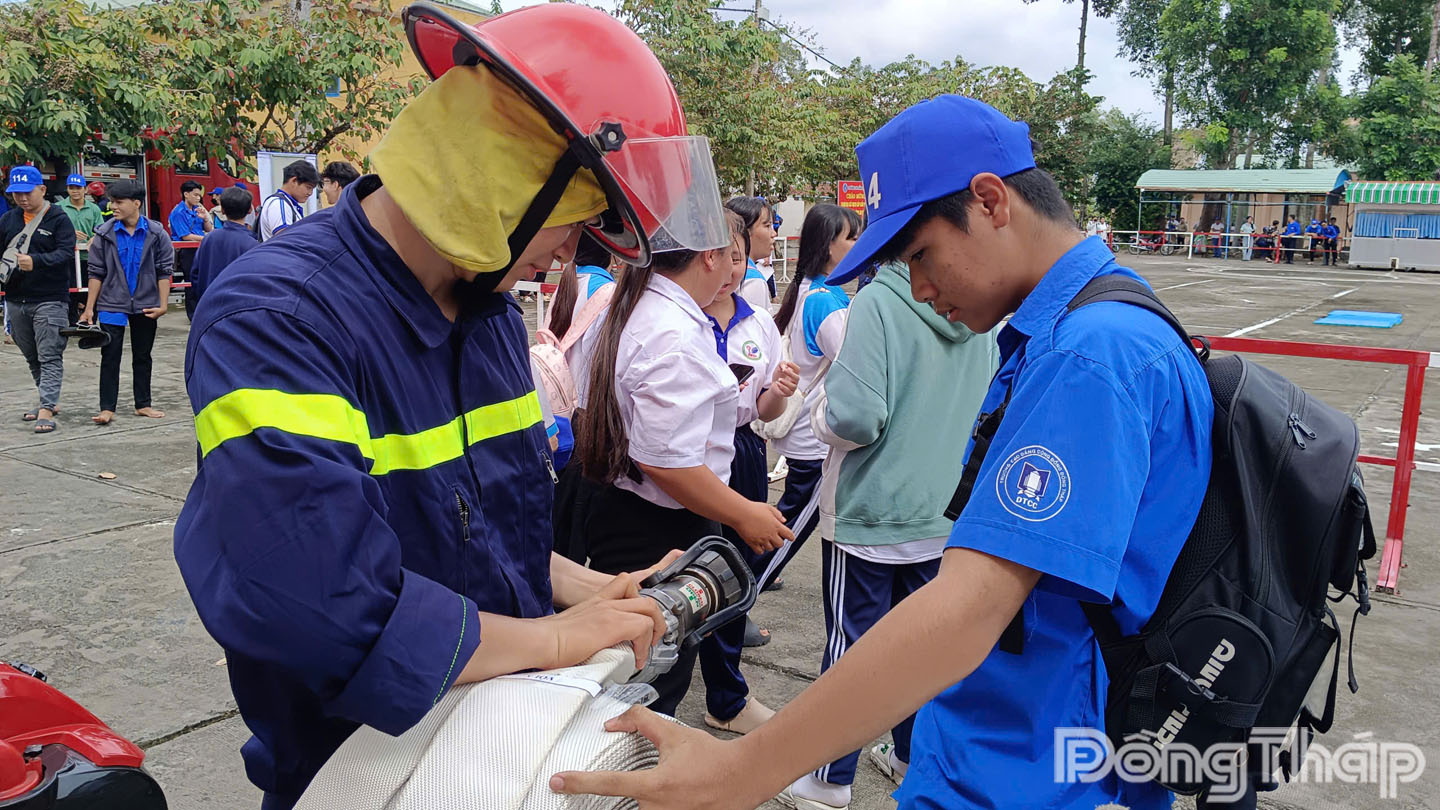Học sinh, sinh viên tìm hiểu và sử dụng các thiết bị chữa cháy.