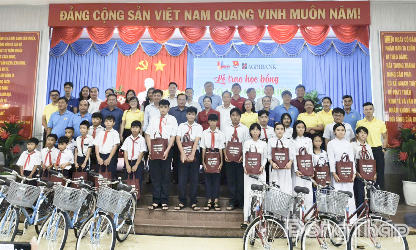 Lãnh đạo tỉnh, địa phương, đơn vị tài trợ tặng quà cho các em học sinh.