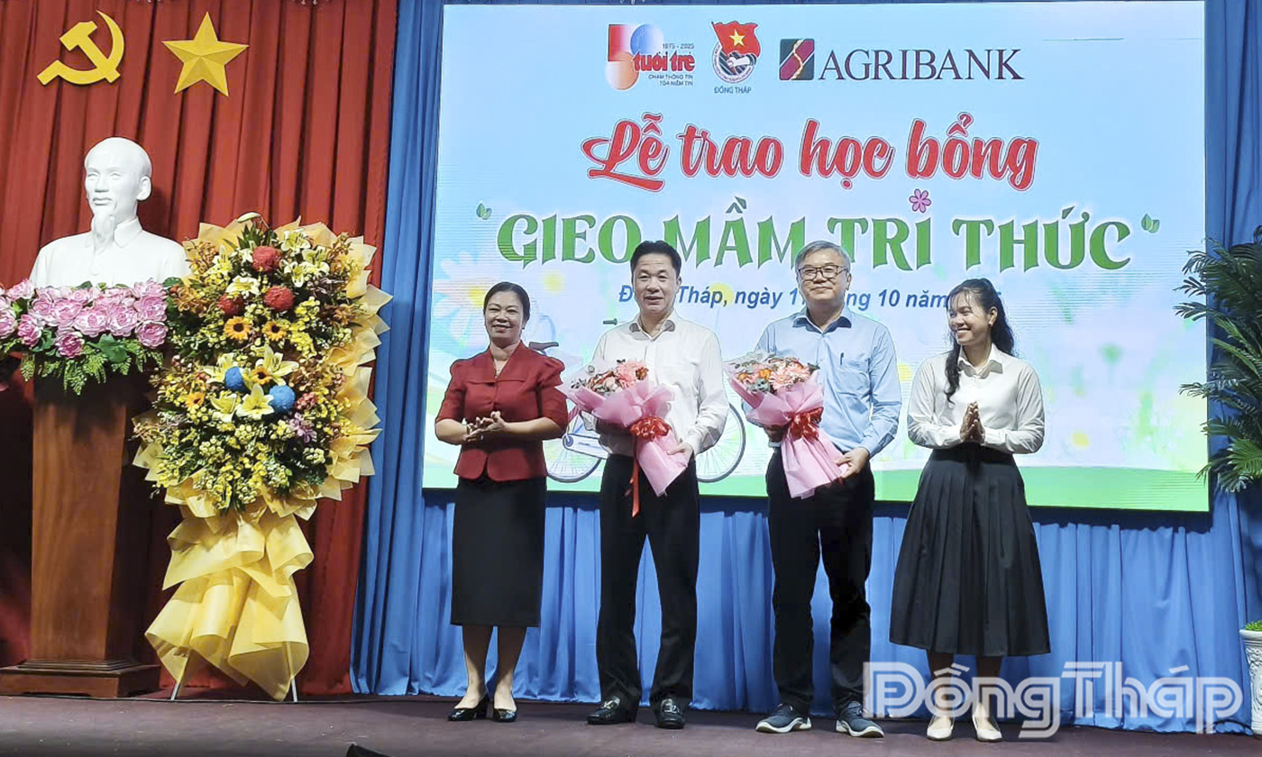 Lãnh đạo Đảng ủy, UBND phường Long Thuận tặng hoa cảm ơn các đơn vị tài trợ.