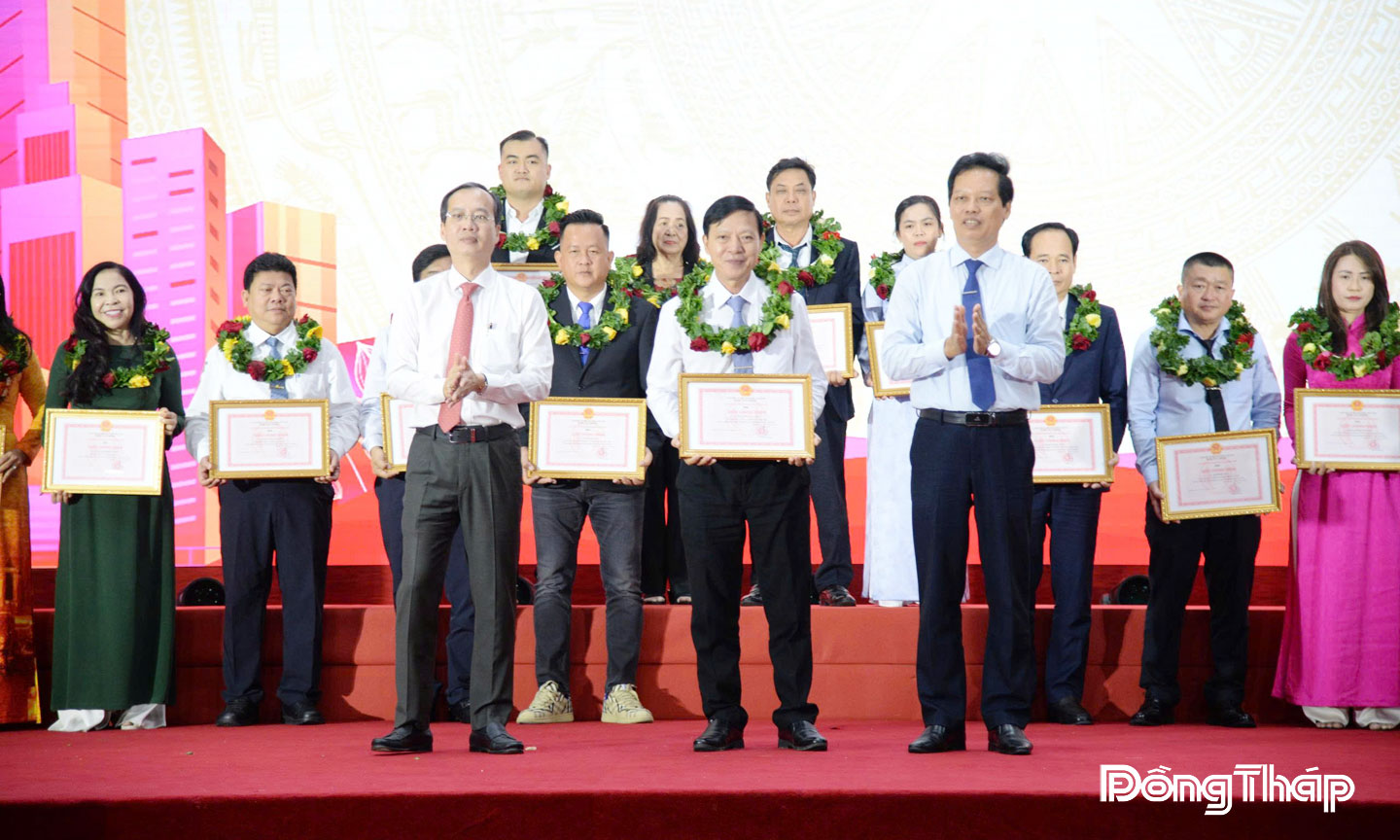 Lãnh đạo Công ty Cổ phần May Công Tiến nhận danh hiệu “Doanh nhân tiêu biểu tỉnh Đồng Tháp”. Ảnh: MINH THÀNH