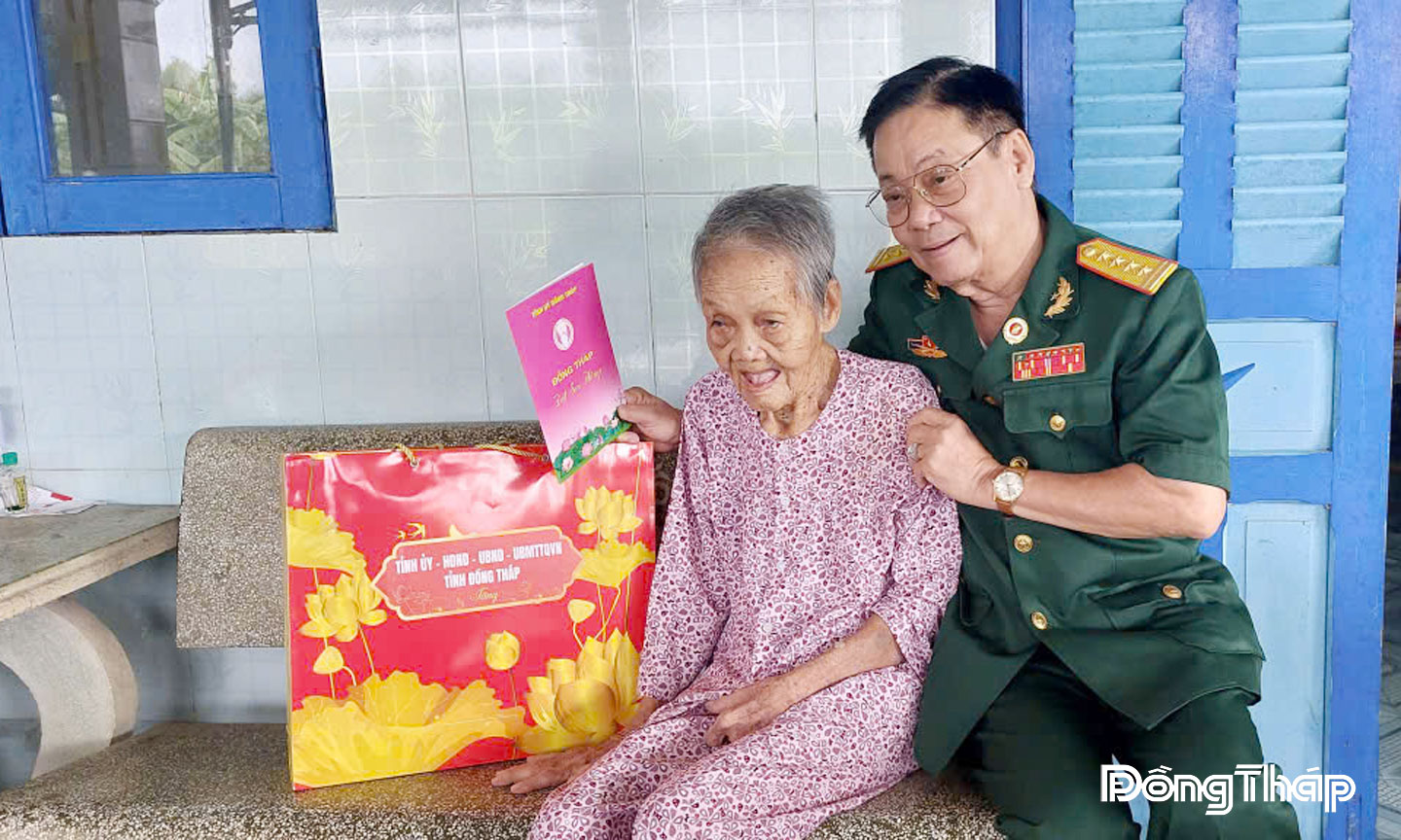 Đại tá Phan Hùng Mãnh thăm Mẹ Việt Nam Anh hùng Huỳnh Thị Nở ở ấp 7, xã Long Hưng.