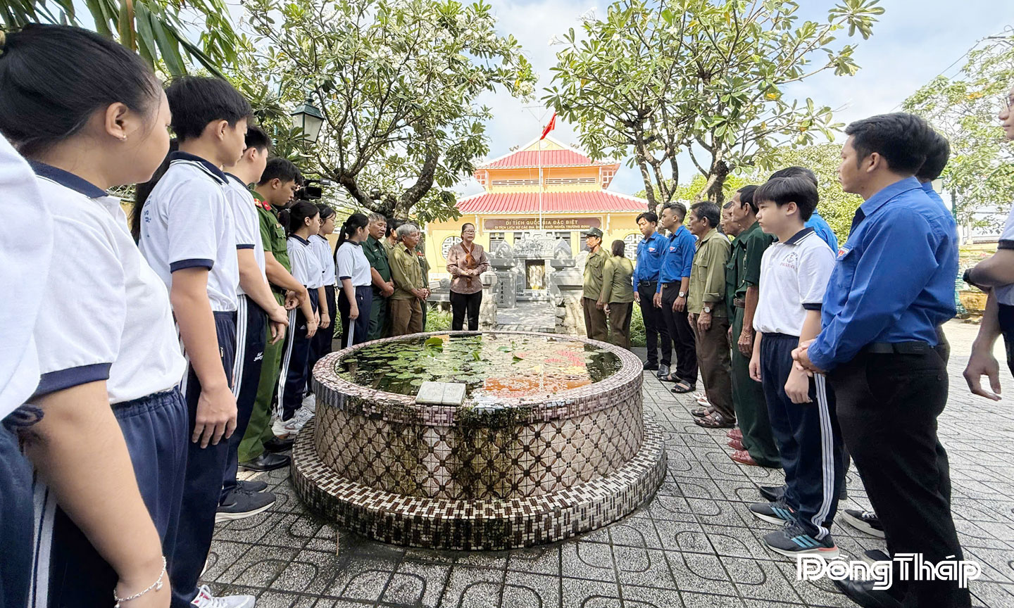 Hội Cựu chiến binh và Đoàn Thanh niên phường Gò Công phối hợp tổ chức Hành trình “Địa chỉ đỏ” với chủ đề “Thế hệ trẻ Gò Công cùng nhau viết tiếp câu chuyện hòa bình” tìm hiểu về cuộc đời và sự nghiệp cách mạng của Anh hùng Dân tộc Trương Định.