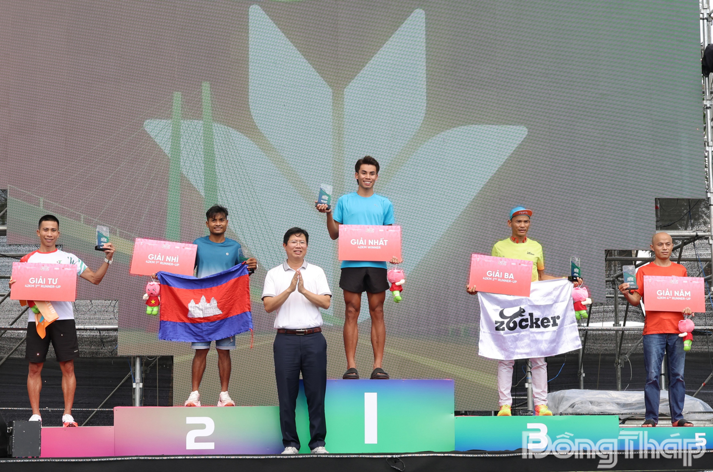 Phó Chủ tịch Ủy ban nhân dân tỉnh Huỳnh Minh Tuấn, Trưởng Ban Tổ chức giải trao giải cho các vận động viên cự ly 42 km nam.