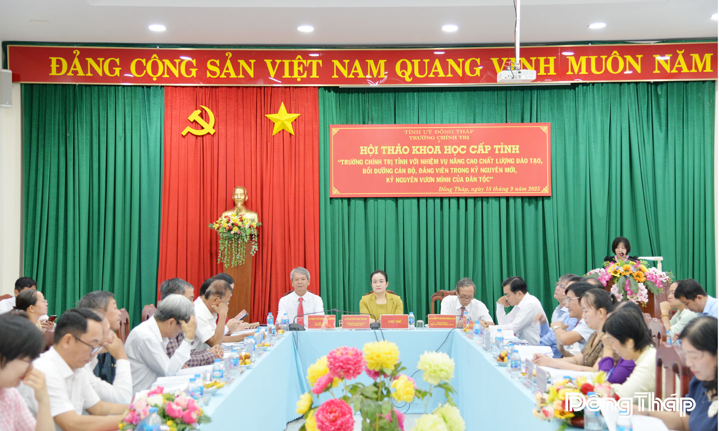 Quang cảnh Hội thảo chủ đề “Trường Chính trị tỉnh với nhiệm vụ nâng cao chất lượng đào tạo, bồi dưỡng cán bộ, đảng viên trong kỷ nguyên mới, kỷ nguyên vươn mình của dân tộc”.
