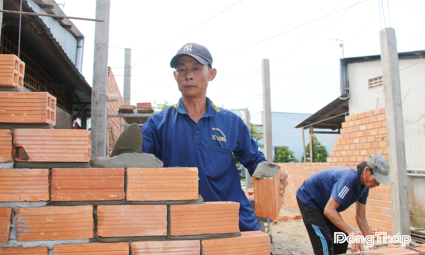 Nhiều năm qua, Tổ cất nhà tình thương số 2 Định Yên xây dựng hàng ngàn căn nhà cho hộ nghèo,  gia đình khó khăn trong và ngoài tỉnh, góp phần xây dựng nông thôn mới.